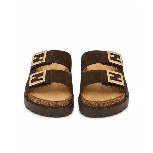 Sandalias planas marrones con doble hebilla dorada para mujer