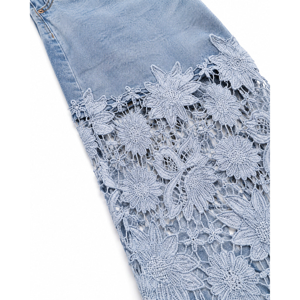 Vaquero recto azul claro con encaje floral