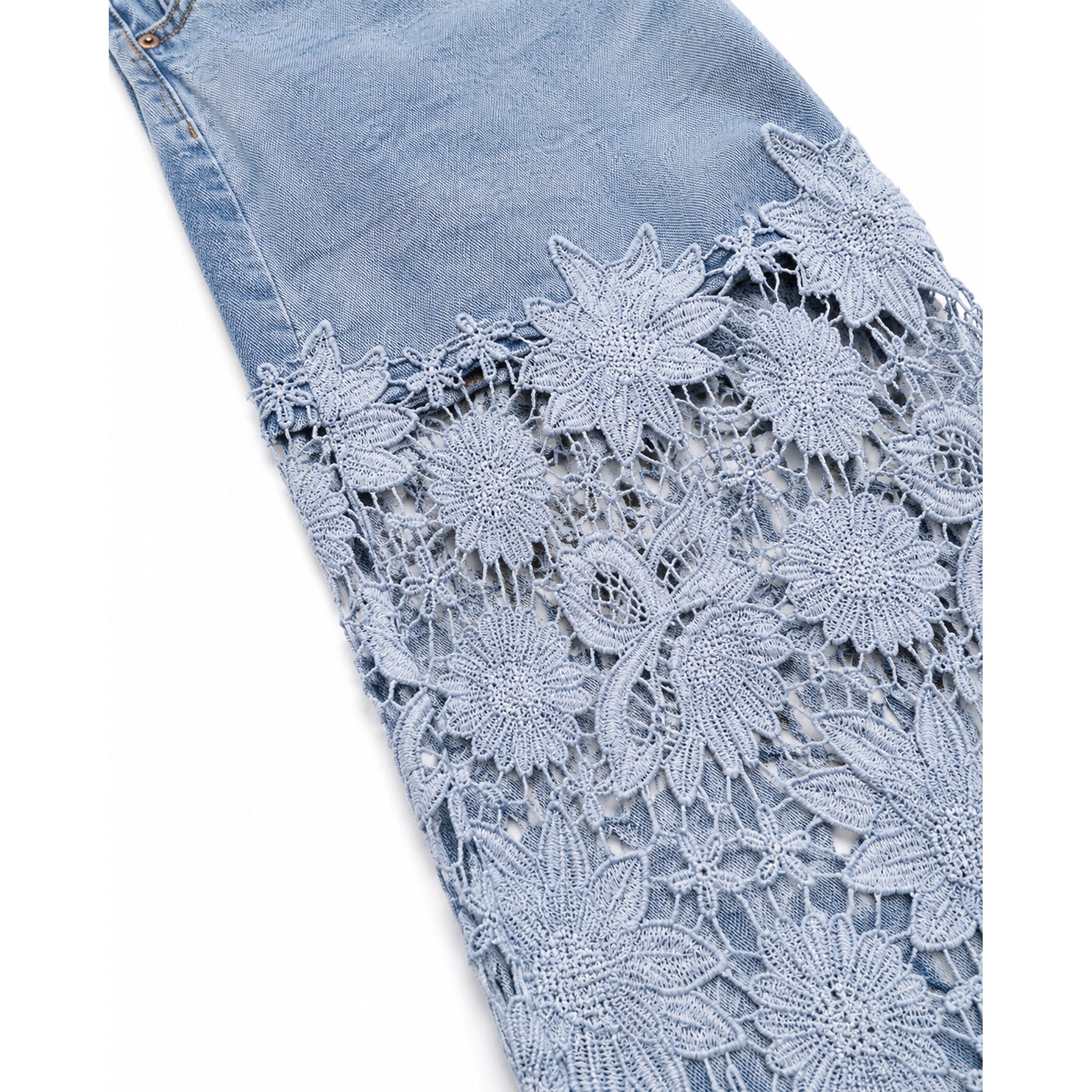 Vaquero recto azul claro con encaje floral