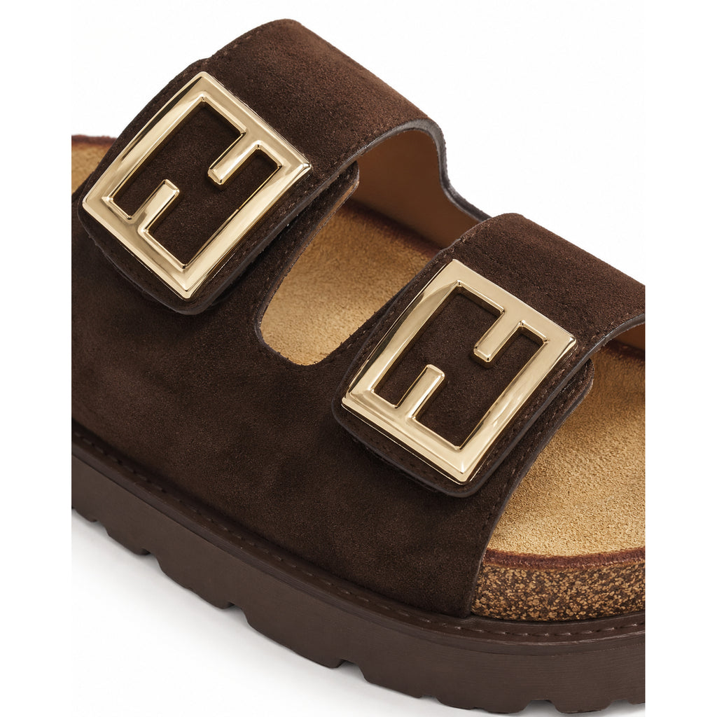 Sandalias planas marrones con doble hebilla dorada para mujer