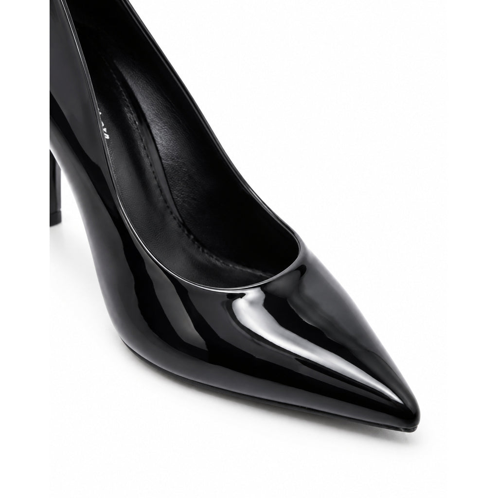 Zapatos de tacón negros de charol con punta fina para mujer