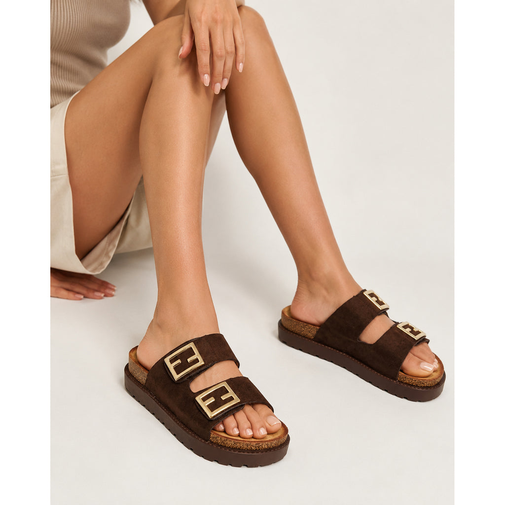 Sandalias planas marrones con doble hebilla dorada para mujer